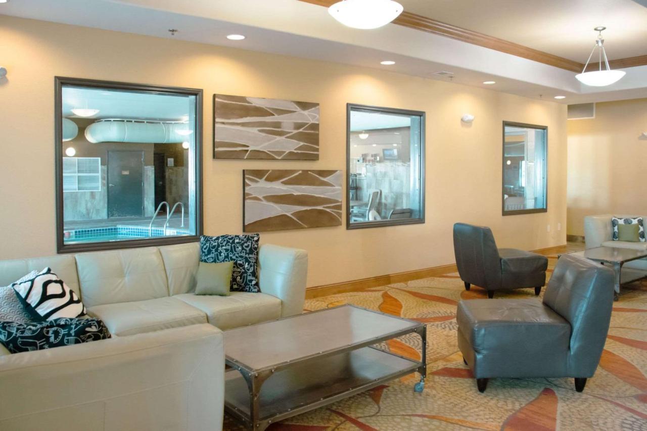 Grand Forks Lodge And Suites Экстерьер фото