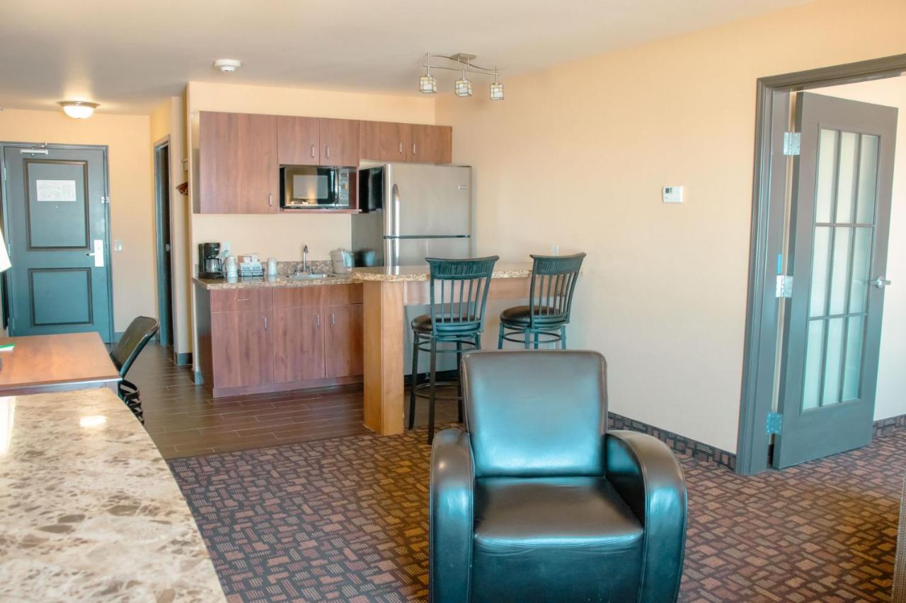 Grand Forks Lodge And Suites Экстерьер фото