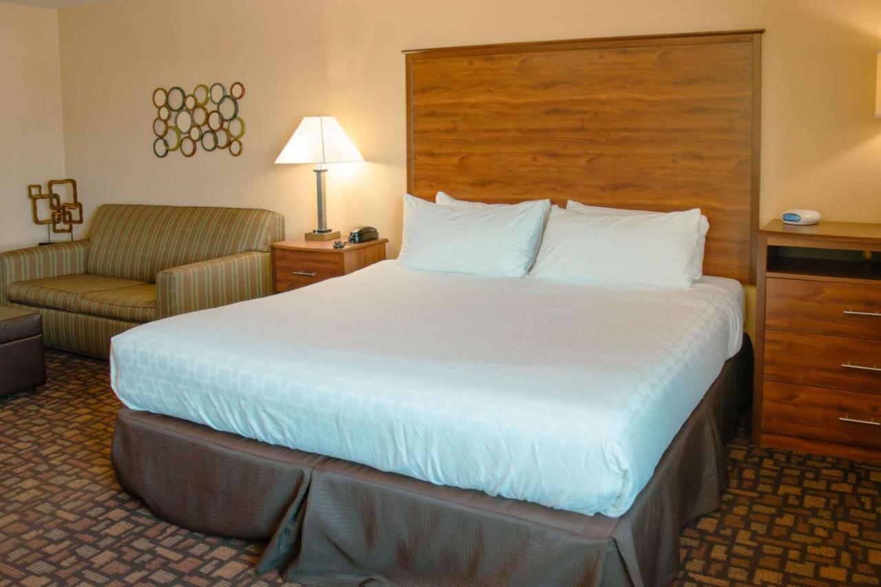 Grand Forks Lodge And Suites Экстерьер фото