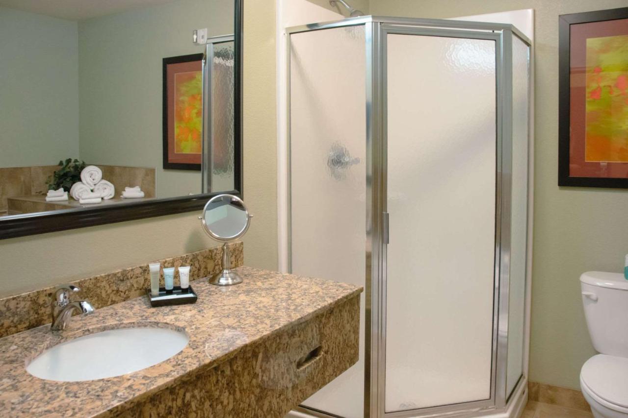 Grand Forks Lodge And Suites Экстерьер фото