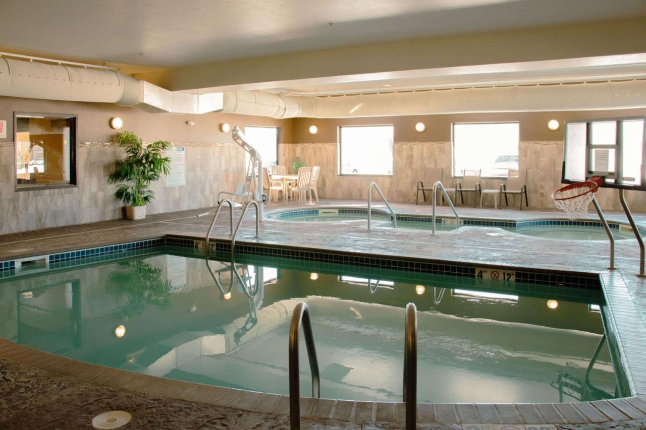 Grand Forks Lodge And Suites Экстерьер фото