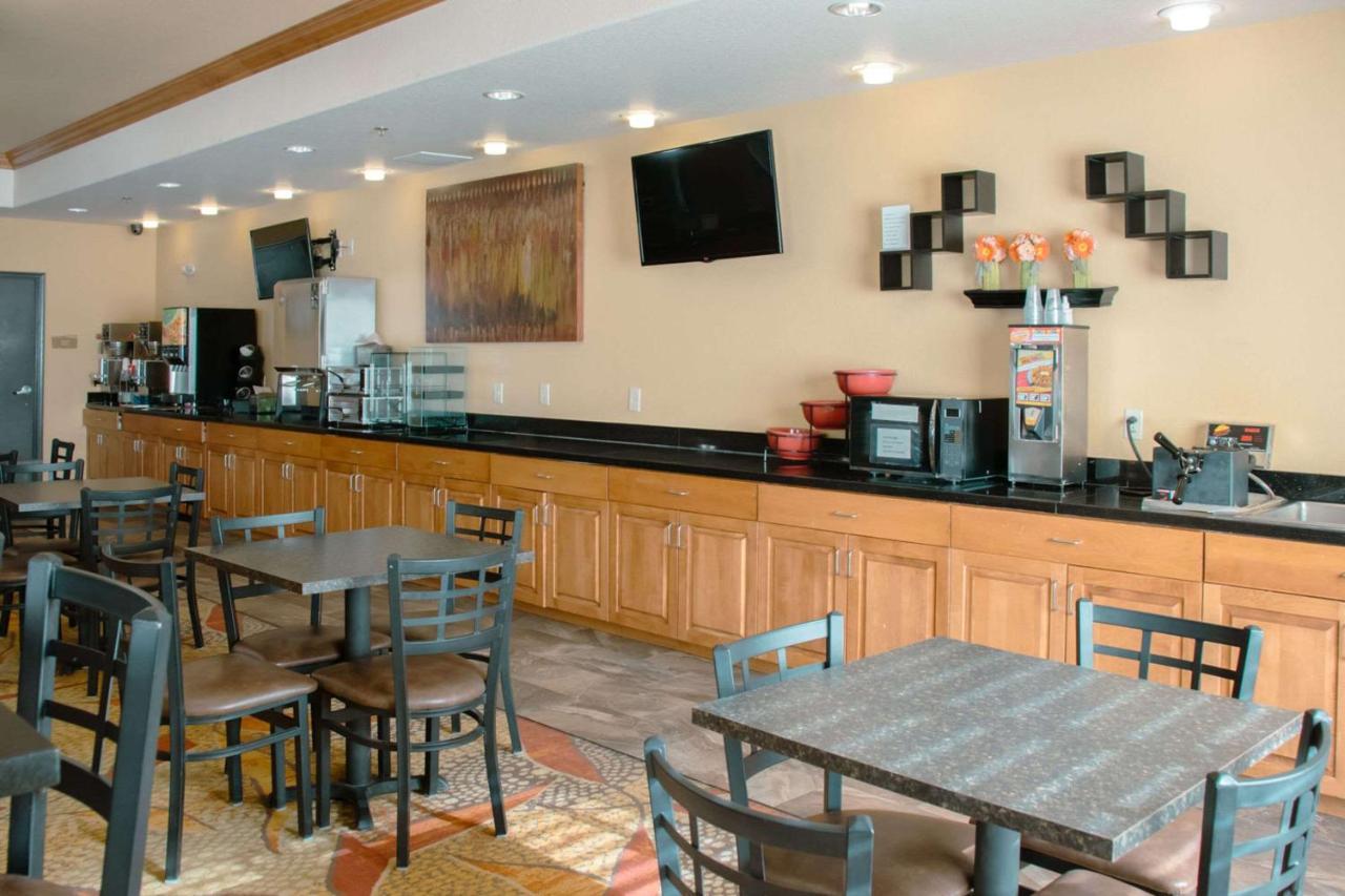 Grand Forks Lodge And Suites Экстерьер фото