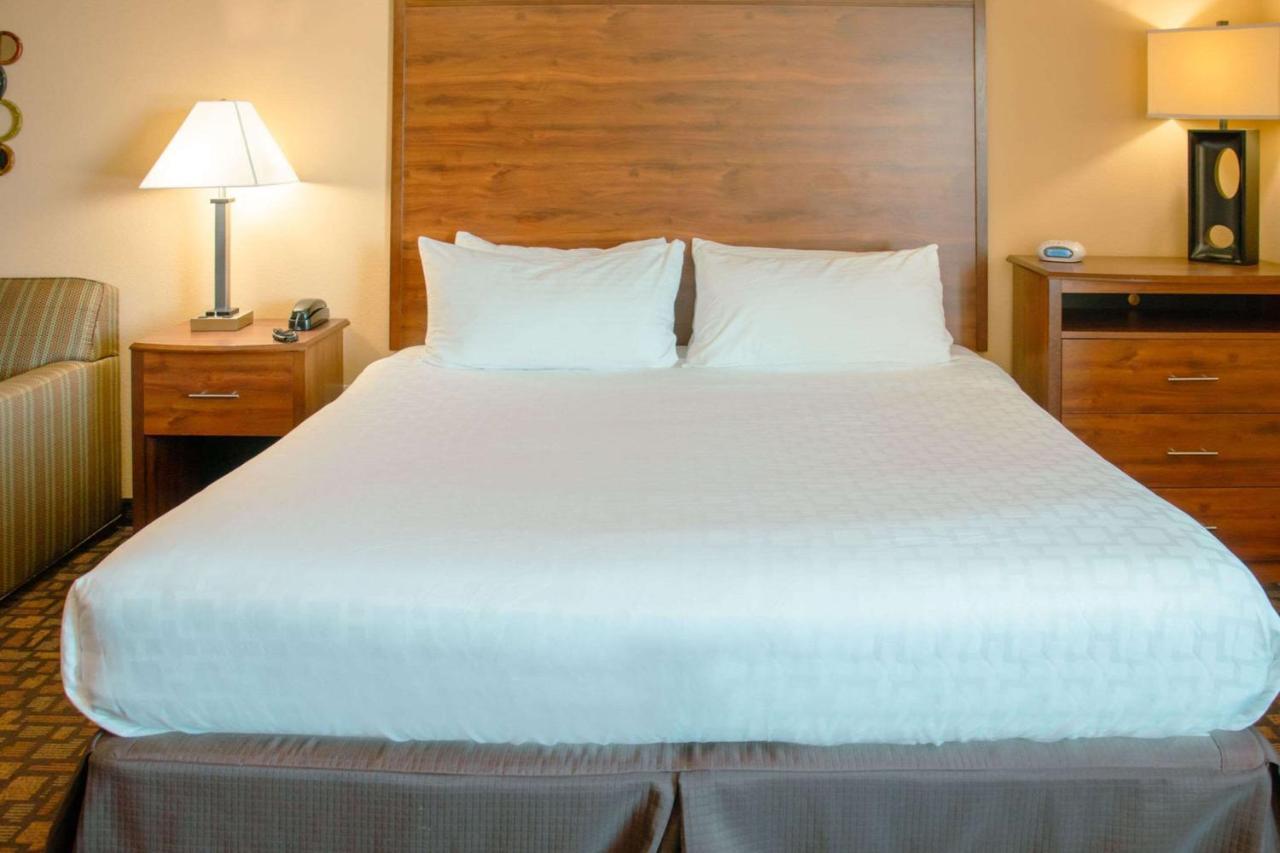 Grand Forks Lodge And Suites Экстерьер фото
