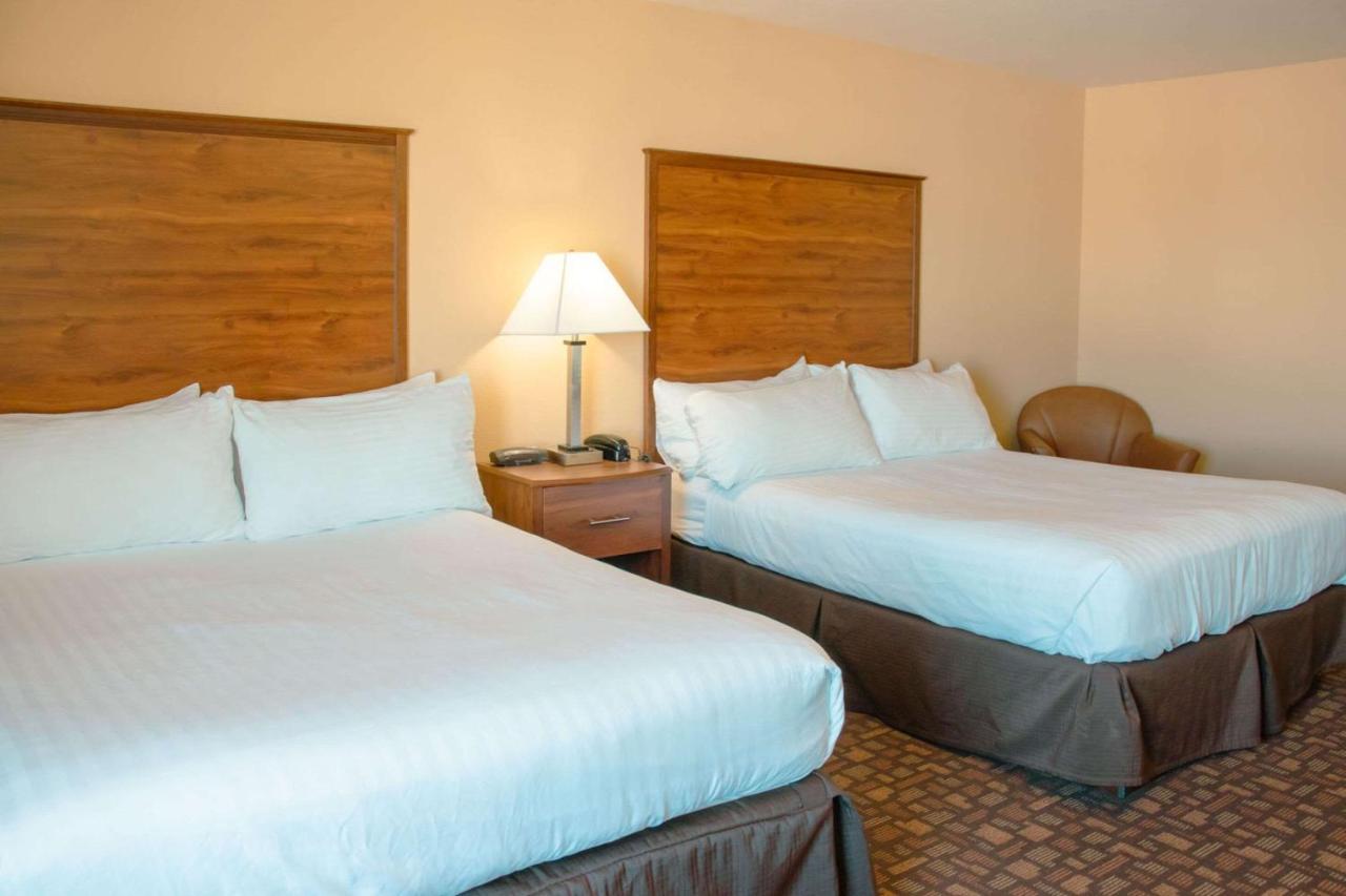 Grand Forks Lodge And Suites Экстерьер фото
