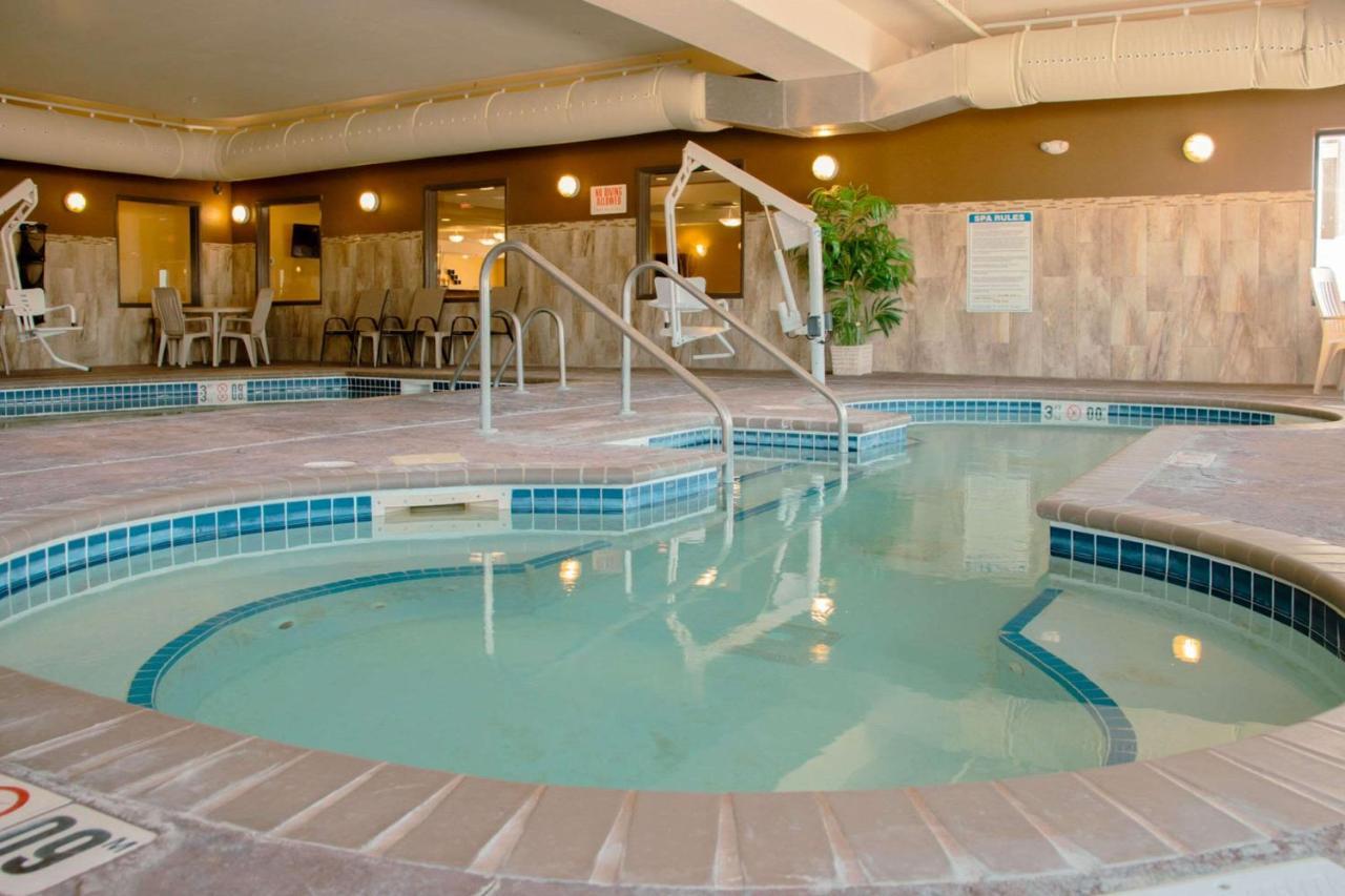 Grand Forks Lodge And Suites Экстерьер фото
