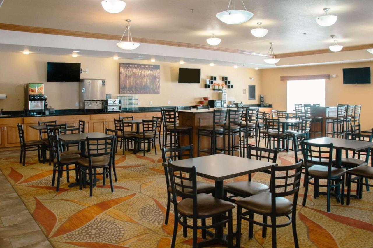Grand Forks Lodge And Suites Экстерьер фото