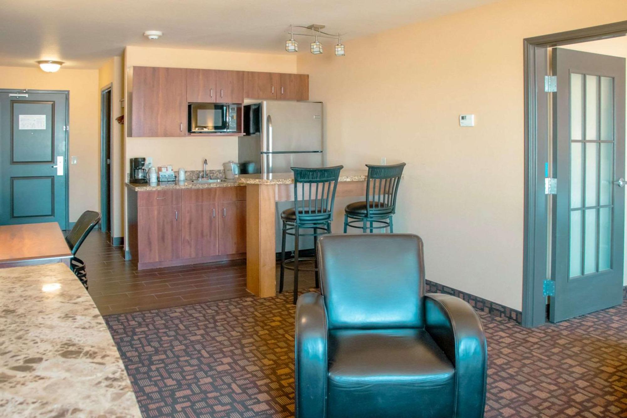 Grand Forks Lodge And Suites Экстерьер фото